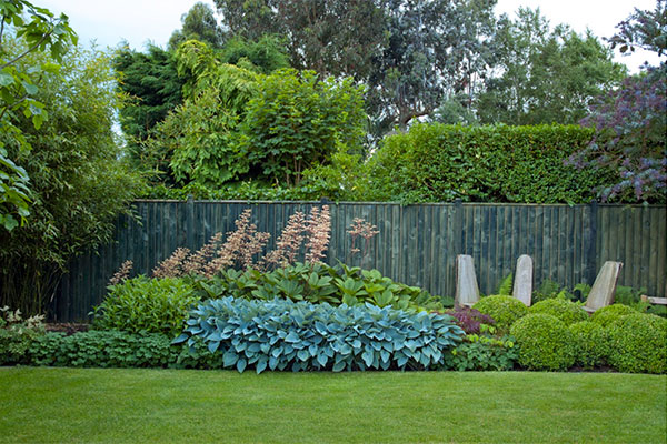 Large masses of soft planting combine well with the formal box balls