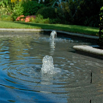 This design uses a large pool with jets to create a formal, contemporary water feature