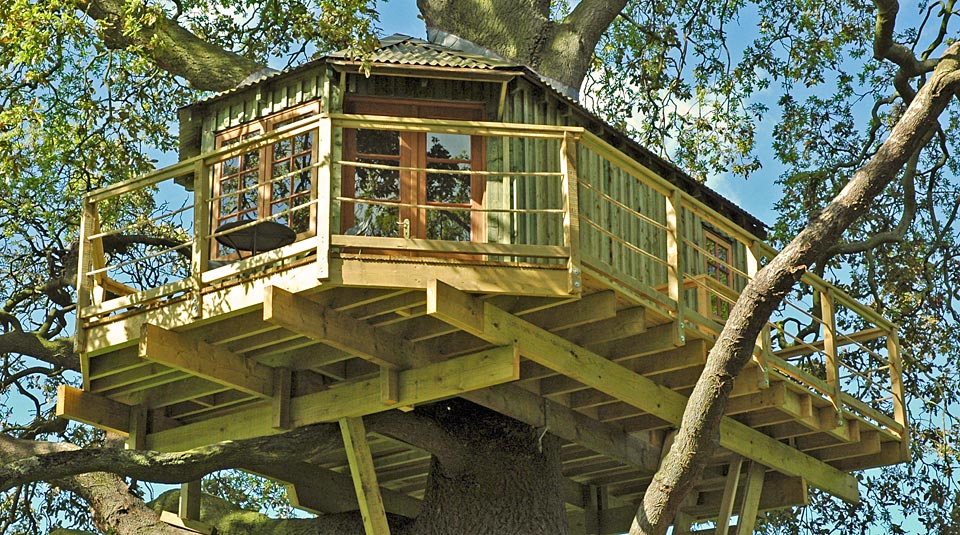 Off grid custom country treehouse by designer Peter O’Brien.