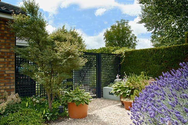 Low maintenance design in Dublin with use of gravel and raised beds.